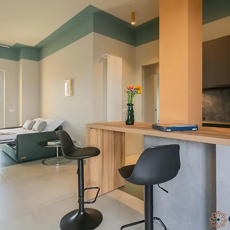 Donna Betsy By Apulia *