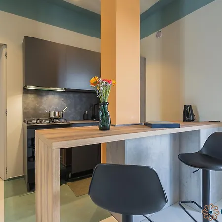 Donna Betsy By Apulia