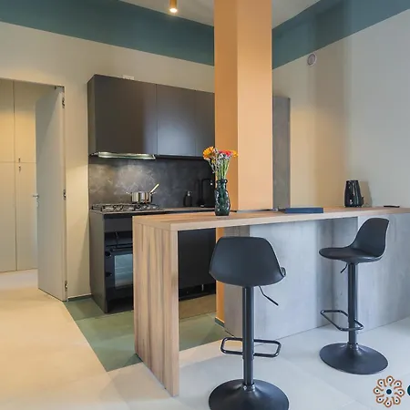 Donna Betsy By Apulia * בארי