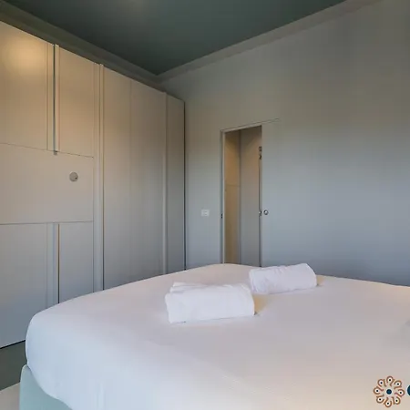 Donna Betsy By Apulia *